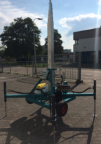 Hydraulisch bediende telescopische mast met steunpoten